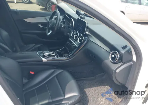 2015 Mercedes-Benz C 300 4Matic/Luxury 4Matic/Sport 4Matic z USA, uszkodzony, nr VIN 55SWF4KB5FU010207